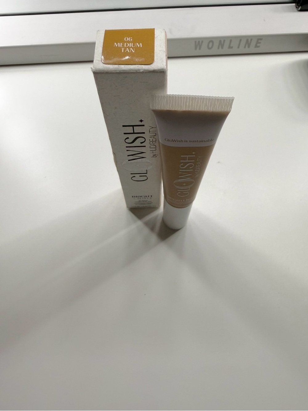HUDA Beauty Glowish Bright Light Medium Tan  Hydrating Sheer Concealer